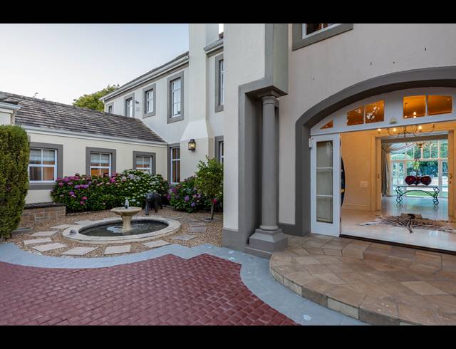 5 BEDROOM HOUSE FOR SALE IN CONSTANTIA